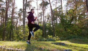 Person macht Sport im Wald