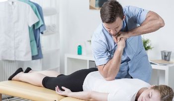 Physiotherapeut bei der Arbeit 